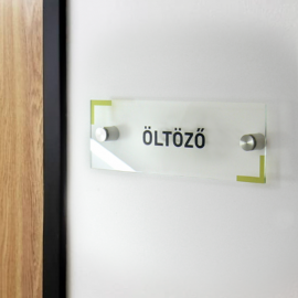 öltöző irodai ajtó plexi névtábla