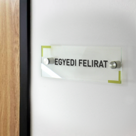 plexi információs irodai névtábla távtartókkal - egyedi felirattal