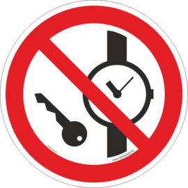 óra viselése, fém tárgyak használata tilos