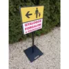 Kép 2/3 - gyalogos forgalom a túloldalon balra tábla talpas táblatartó oszloppal