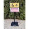 Kép 1/3 - gyalogos forgalom a túloldalon jobbra tábla talpas táblatartó oszloppal
