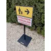 Kép 3/3 - gyalogos forgalom a túloldalon jobbra tábla talpas táblatartó oszloppal
