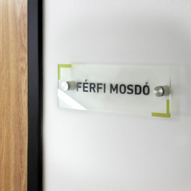 férfi mosdó irodai ajtó plexi névtábla