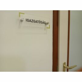 plexi információs tábla távtartókkal - igazgatóság