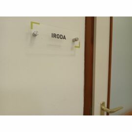plexi információs tábla távtartókkal - iroda