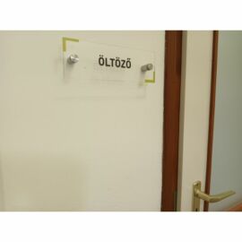 plexi információs tábla távtartókkal - öltöző