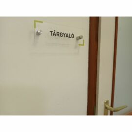 plexi információs tábla távtartókkal - tárgyaló