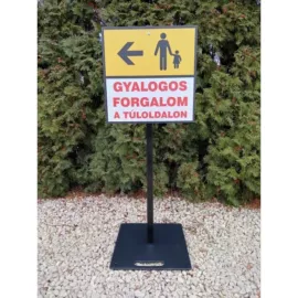 gyalogos forgalom a túloldalon balra tábla talpas táblatartó oszloppal