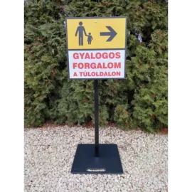 gyalogos forgalom a túloldalon jobbra tábla talpas táblatartó oszloppal
