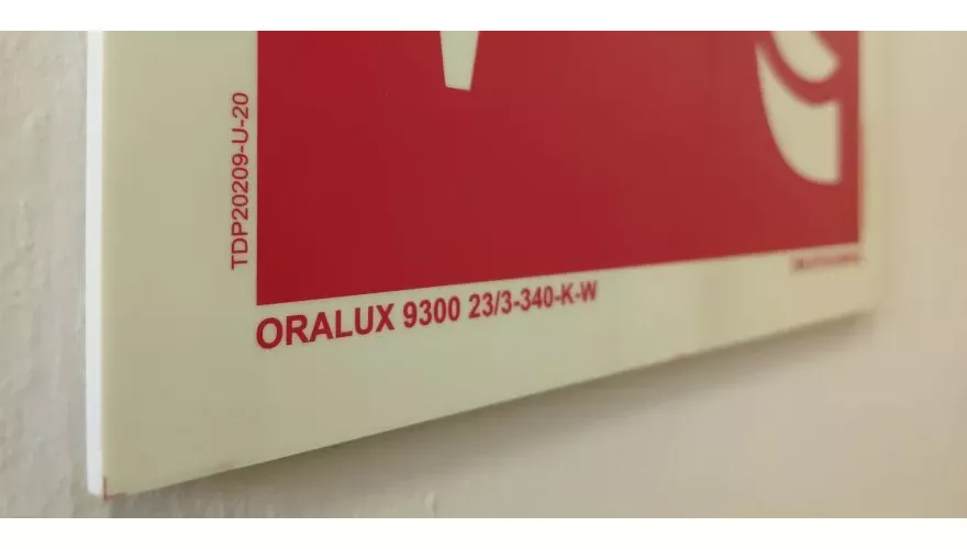 Hogyan ragasszunk táblát a falra?